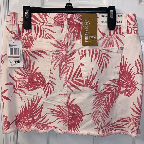 🌷✅✅Kensie Vintage Luxe Raw Hem Distressed Skirt in Palm Leaves Strawberry - Picture 2 of 6